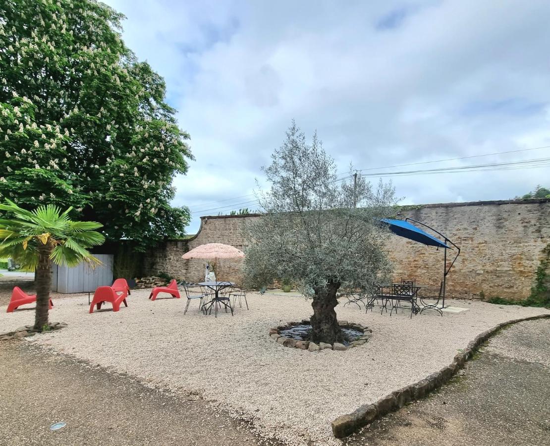 Le Manoir- Cluny Bed & Breakfast Exterior photo