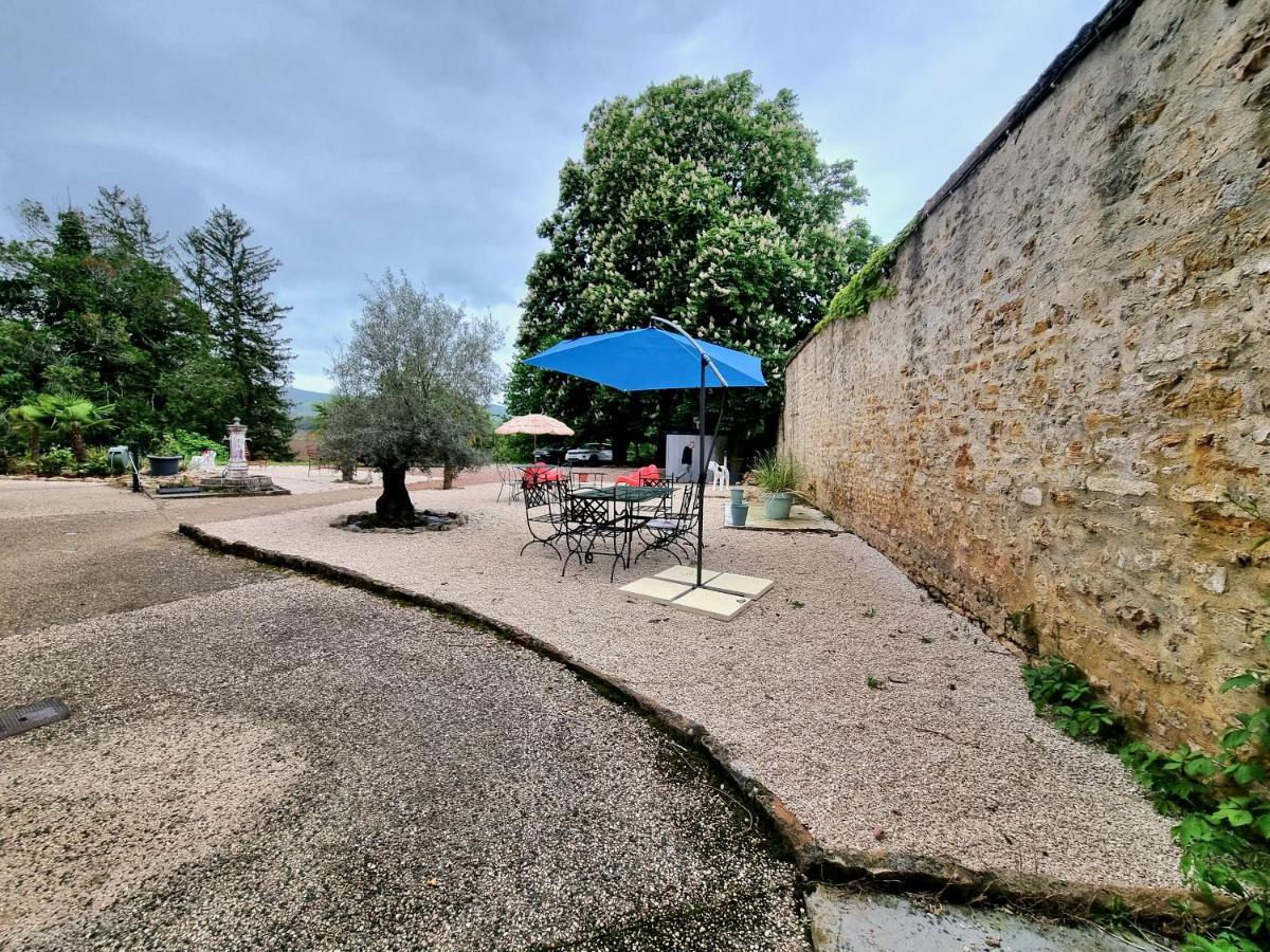 Le Manoir- Cluny Bed & Breakfast Exterior photo
